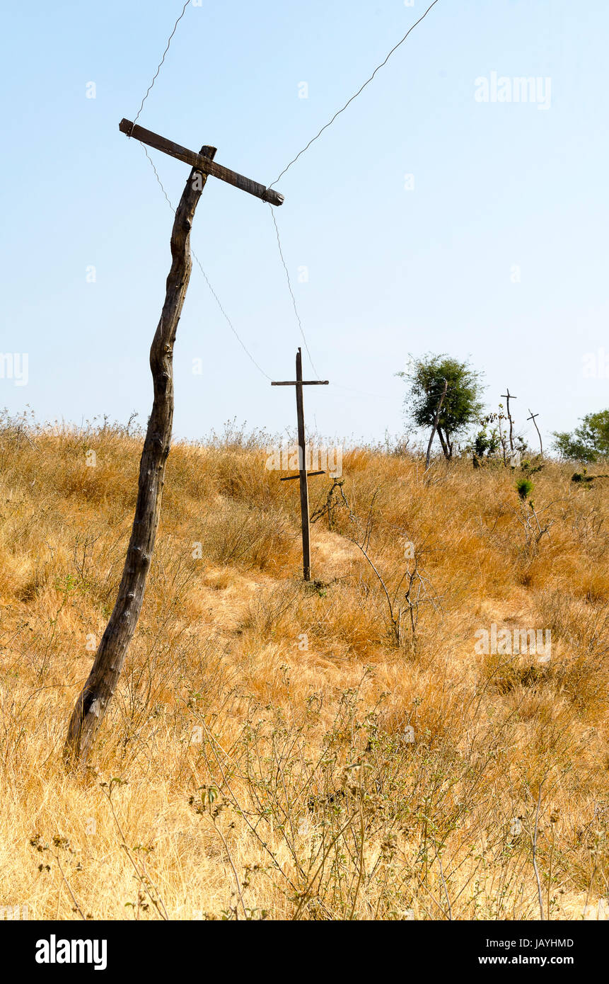 Rustico della linea di alimentazione, pali, vicino Myaing, Myanmar Foto Stock