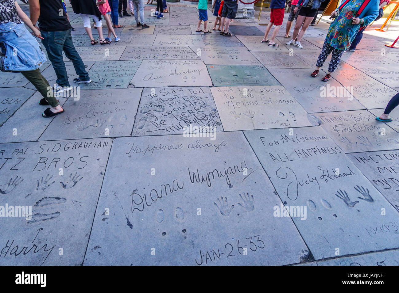 Il pavimento del Teatro Cinese di Hollywood - pieno di impronte e  handprints delle stelle - LOS ANGELES - California Foto stock - Alamy