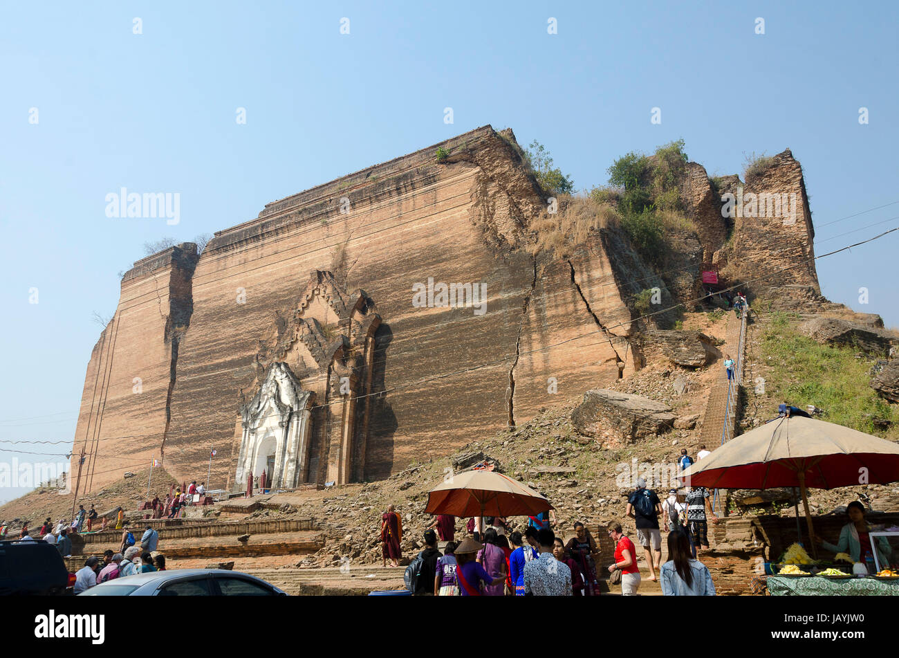 Base del grande tempio, Pa Hto Gyi Taw, Mingun, vicino a Mandalay, Myanmar Foto Stock