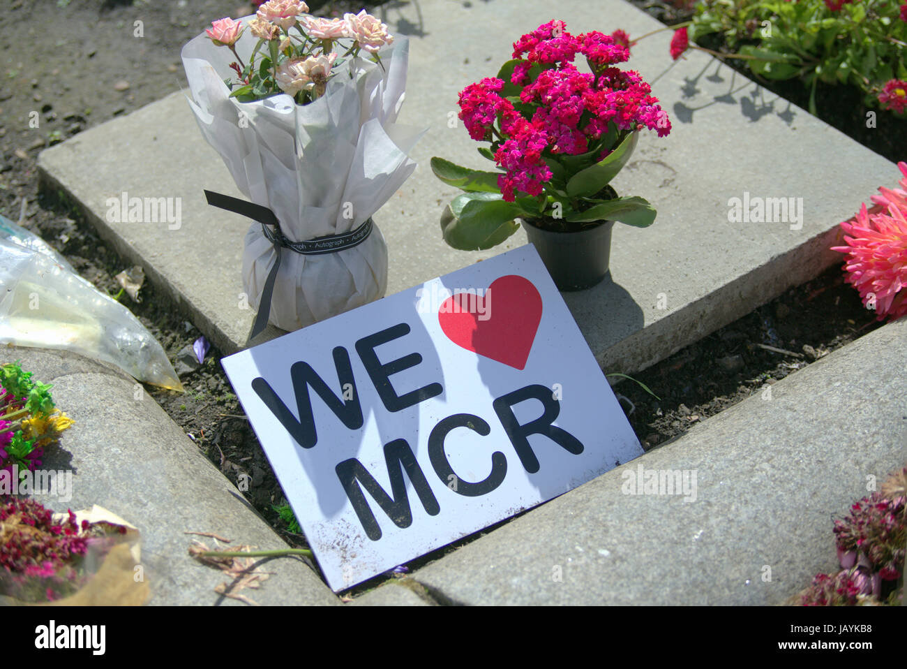 Noi amiamo Manchester omaggio fiori segno George Square Glasgow Foto Stock