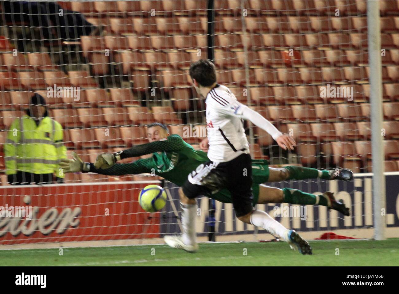 DANNY GRAHAM punteggi 4TH OBIETTIVO FA Cup 3RD RD BARNSLEY V CIGNI OAKWELL STADIUM BARNSLEY INGHILTERRA 07 Gennaio 2012 Foto Stock