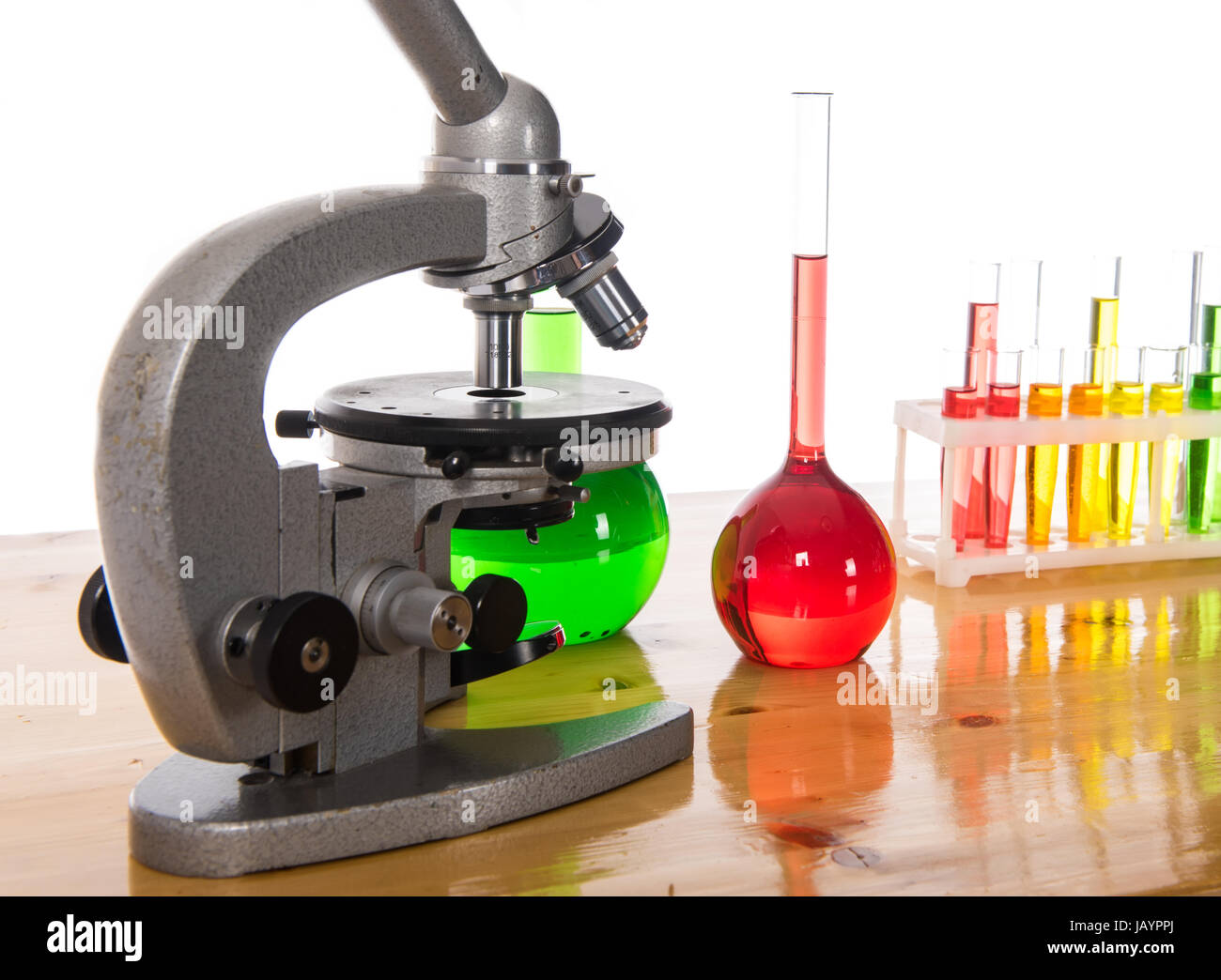 Gli elementi della scuola per la lezione di chimica su sfondo bianco Foto Stock