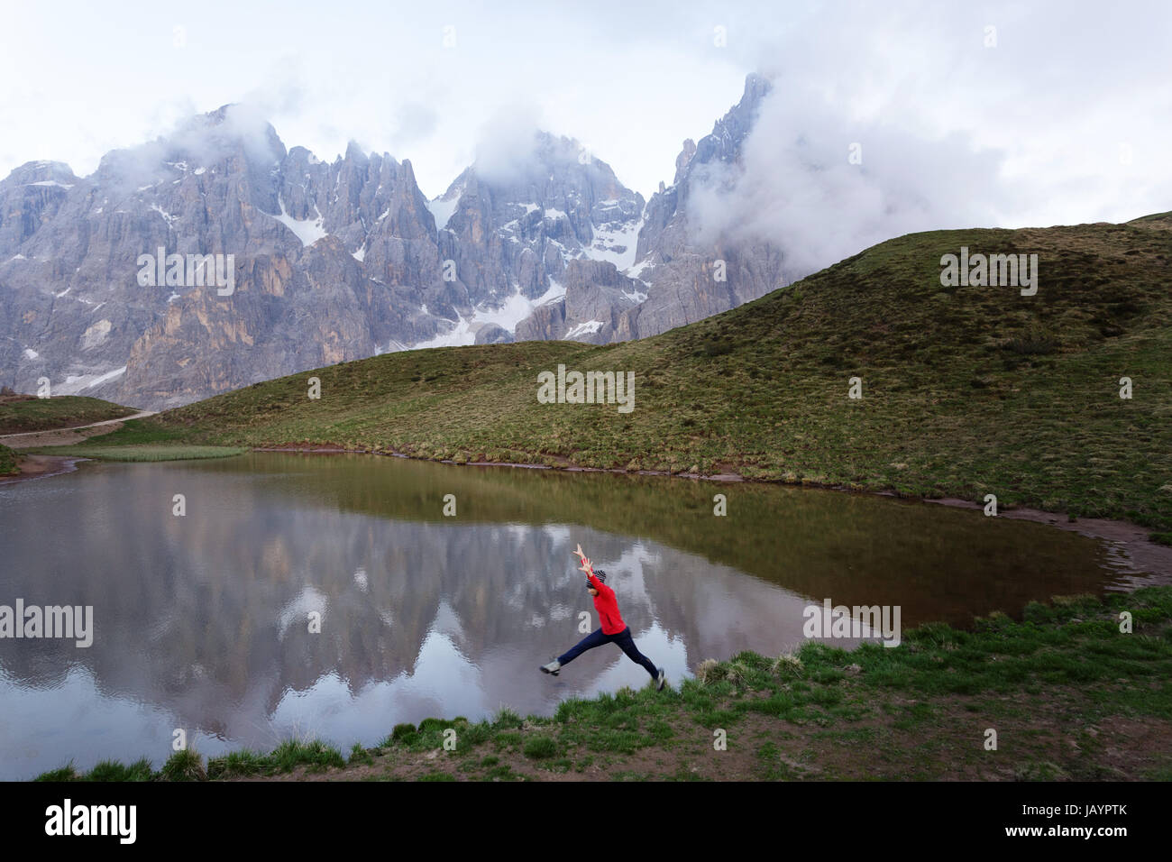Donna che si tuffa in riva al lago a Baita Segantini, Dolomiti, Italia. Foto Stock
