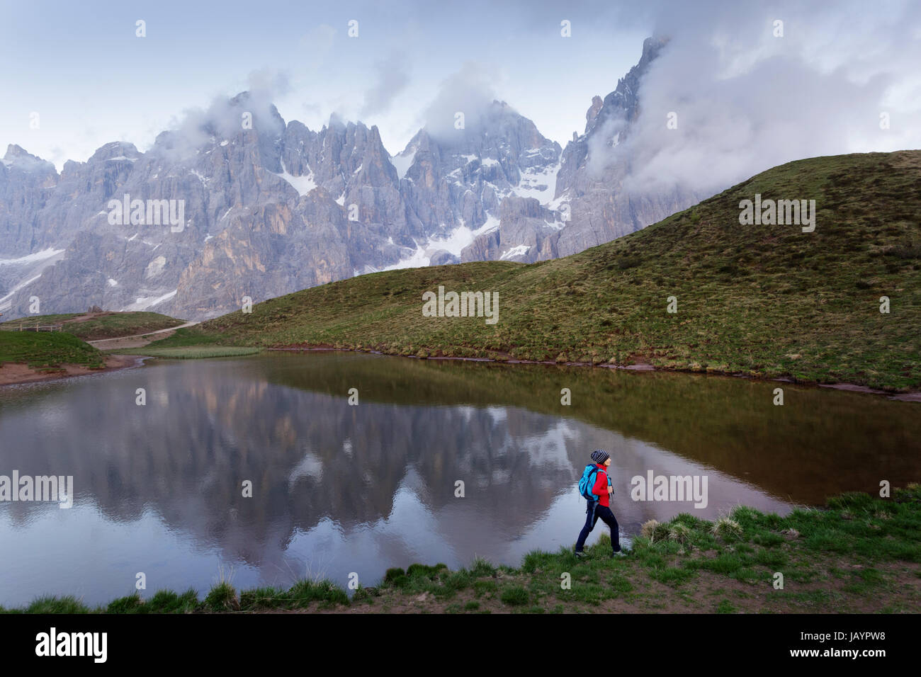 Donna in piedi dal lago a Baita Segantini, Dolomiti, Italia. Foto Stock