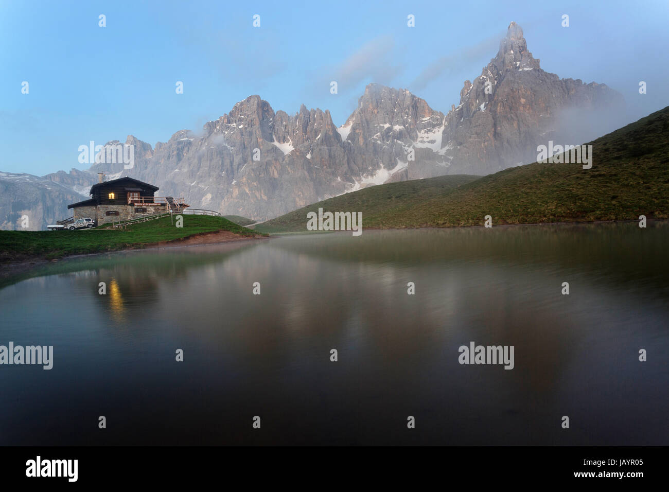 Twilight a Baita Segantini, Dolomiti, Italia. Foto Stock