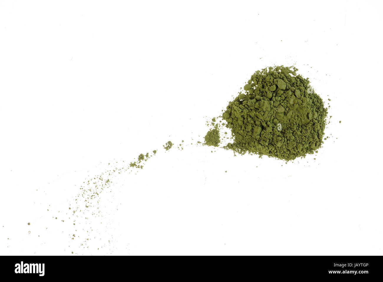 Matcha Polvere di tè verde con sfondo bianco Foto Stock