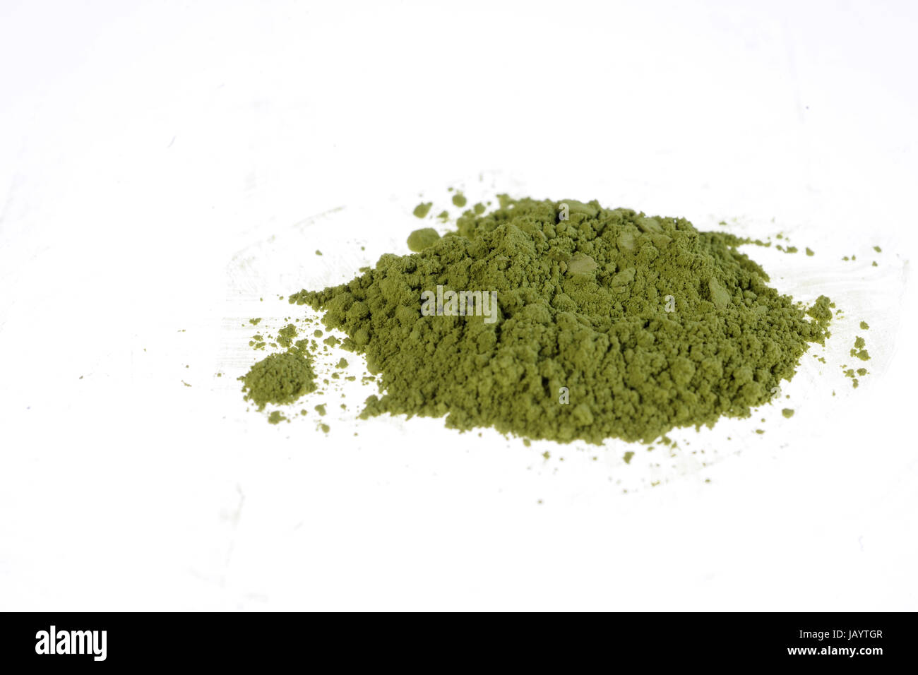 Matcha Polvere di tè verde con sfondo bianco Foto Stock