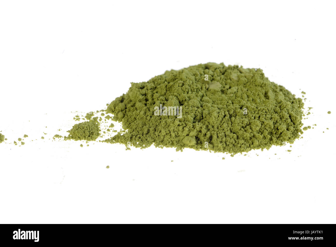 Matcha Polvere di tè verde con sfondo bianco Foto Stock