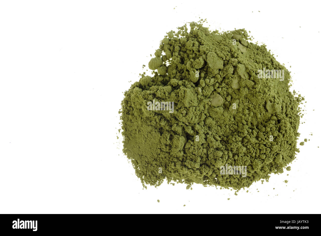 Matcha Polvere di tè verde con sfondo bianco Foto Stock
