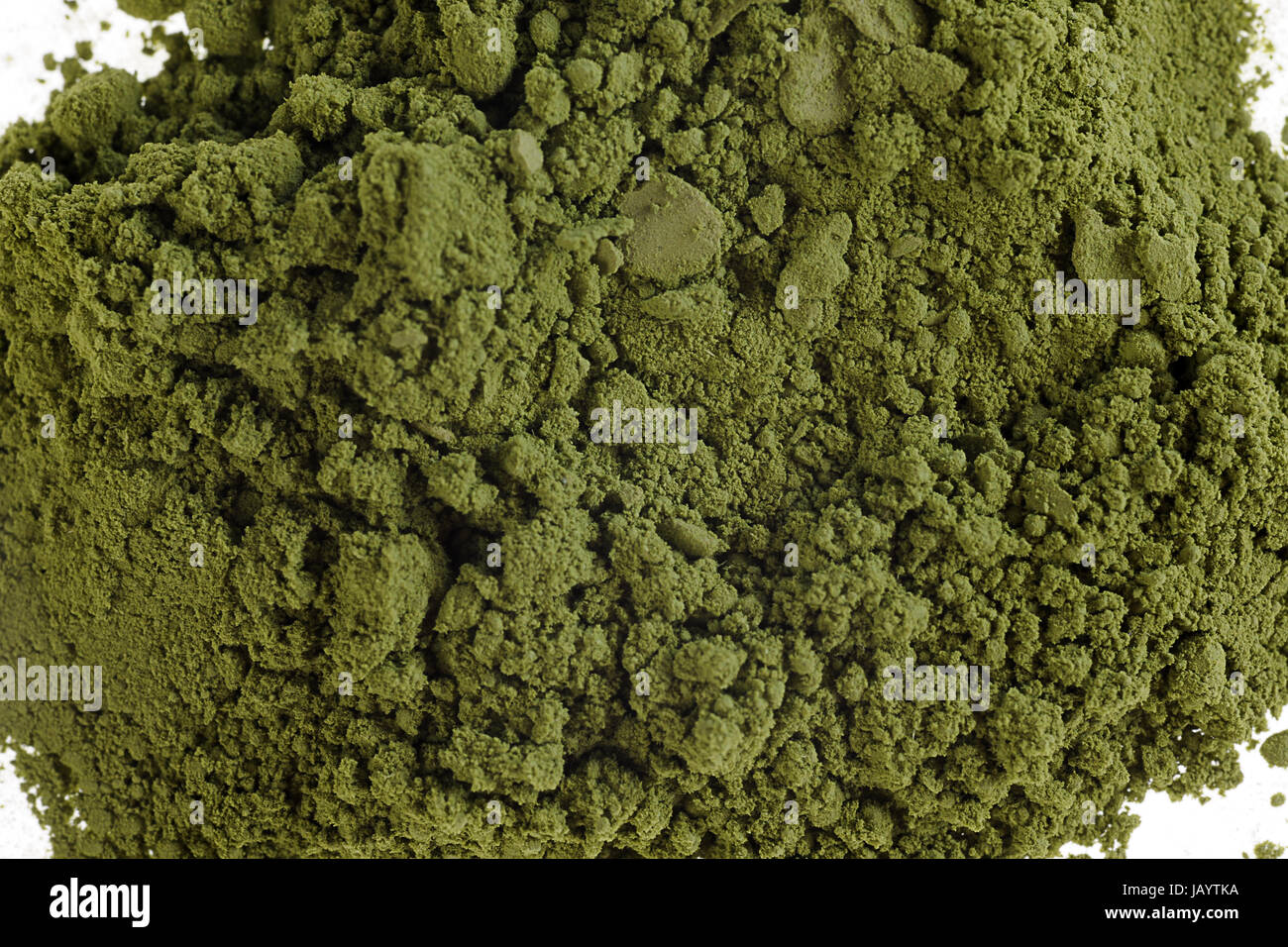 Matcha Polvere di tè verde con sfondo bianco Foto Stock