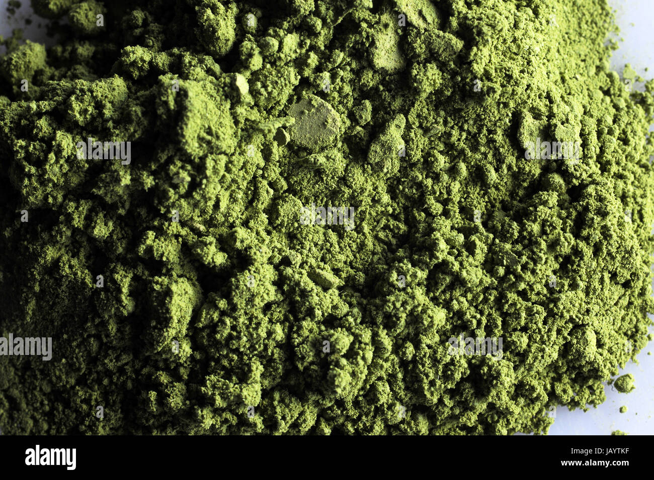 Matcha Polvere di tè verde con sfondo bianco Foto Stock