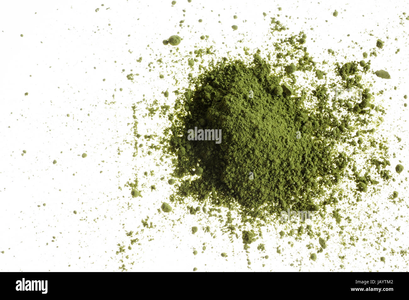 Matcha Polvere di tè verde con sfondo bianco Foto Stock
