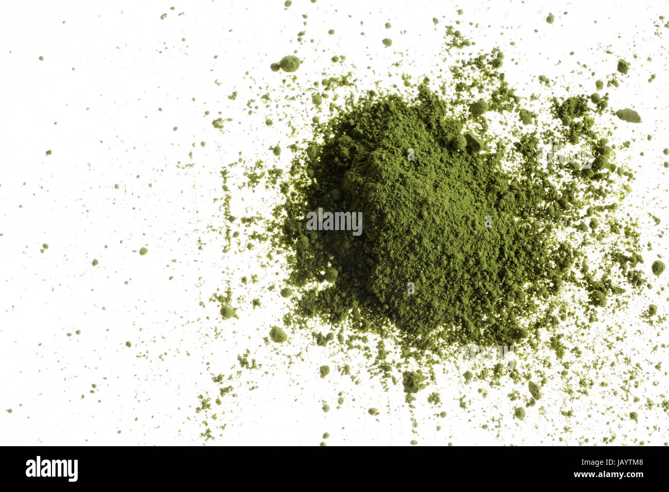 Matcha Polvere di tè verde con sfondo bianco Foto Stock