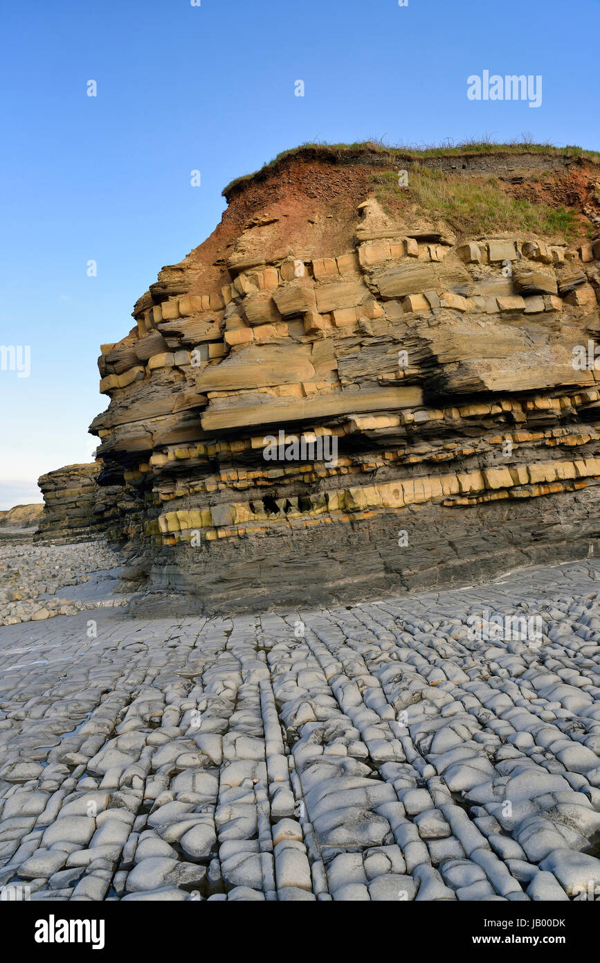 Blu spiaggia di Lia e di Scisto, Marl & scogliere calcaree, East Quantoxhead Beach, Somerset, Inghilterra Foto Stock