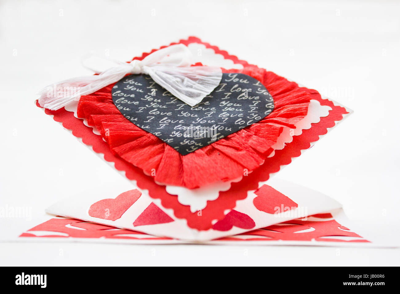 3D origami con una scheda di colore nero e di cuore un nastro bianco Foto  stock - Alamy
