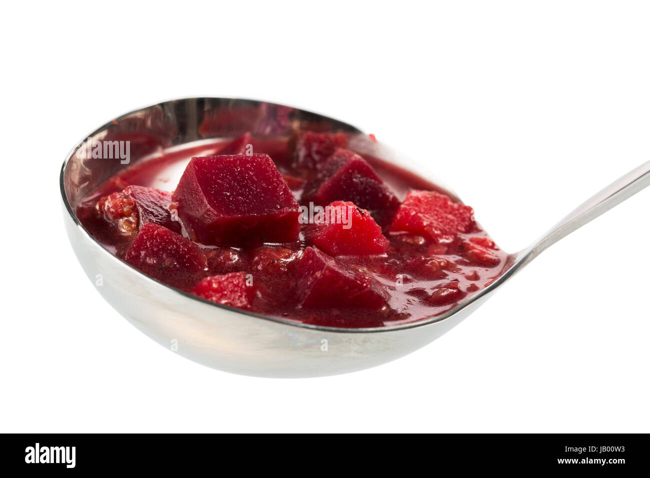 Siviera piena di zuppa borscht su sfondo bianco Foto Stock