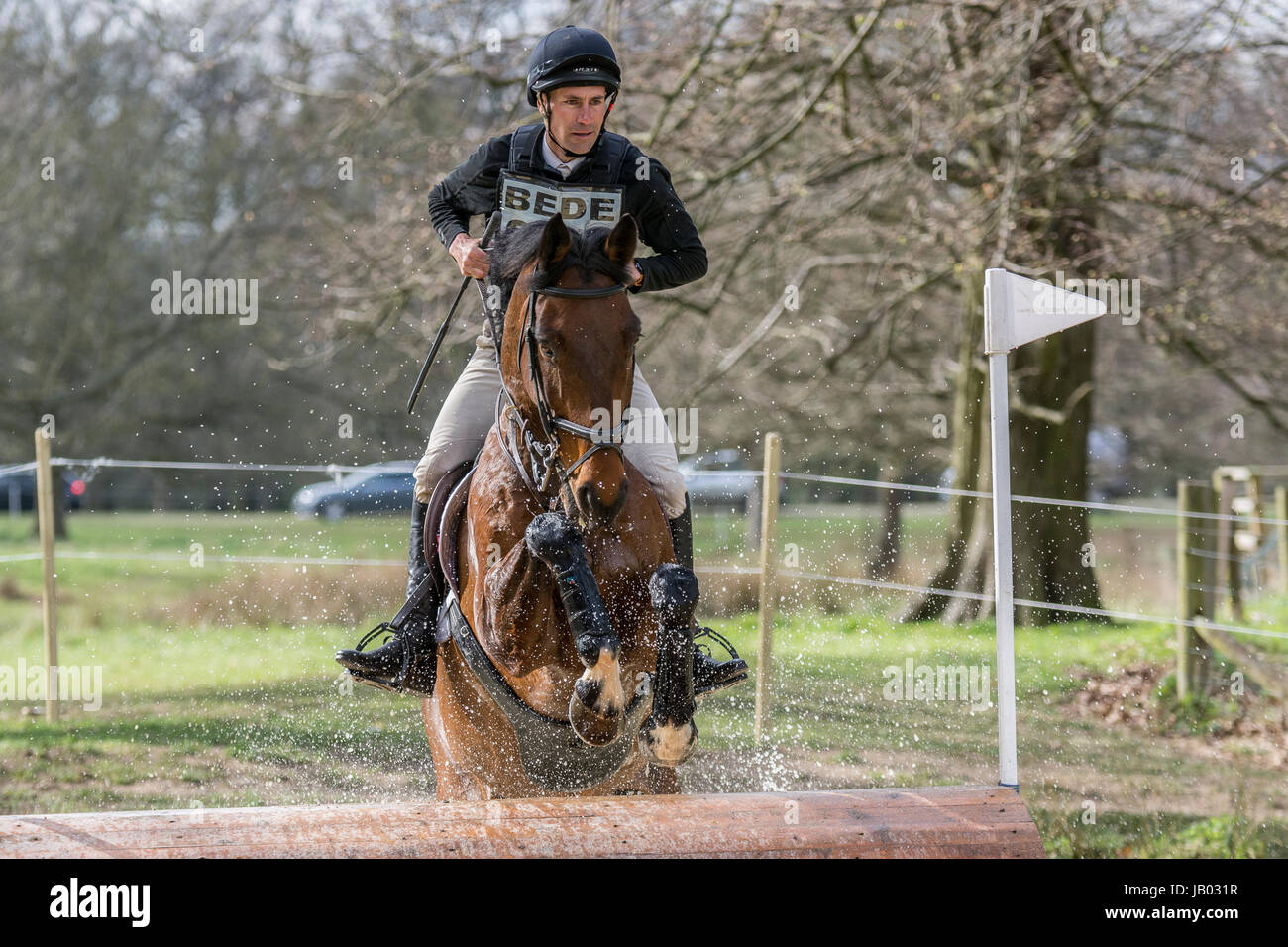 Il neozelandese Sir Mark Todd competere nel Cross Country evento a Belton House Horse Trials 2017 Foto Stock
