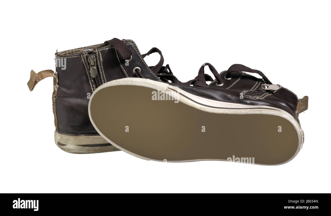 Una coppia di vecchi brown sneakers nel retro bianco Foto Stock