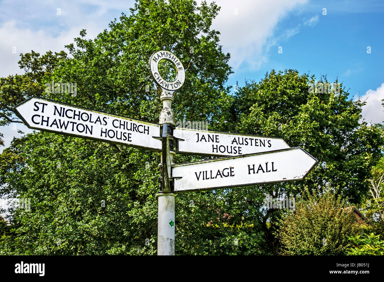 Il cartello che puntano a autore Jane Austen's House nel villaggio di Chawton Hampshire; Wegweiser zum Haus von Jane Austen Foto Stock