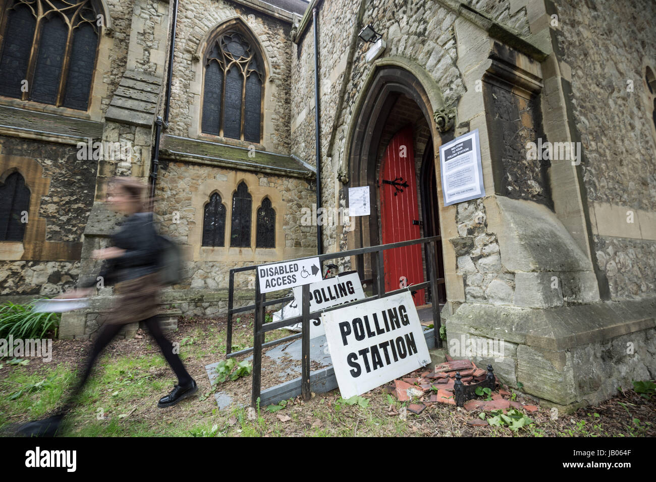 Londra, Regno Unito. 8 Giugno, 2017. Stazione di polling presso la chiesa di San Pietro in Brockley. Elezioni generali giornata elettorale nel sud est di Londra © Guy Corbishley/Alamy Live News Foto Stock