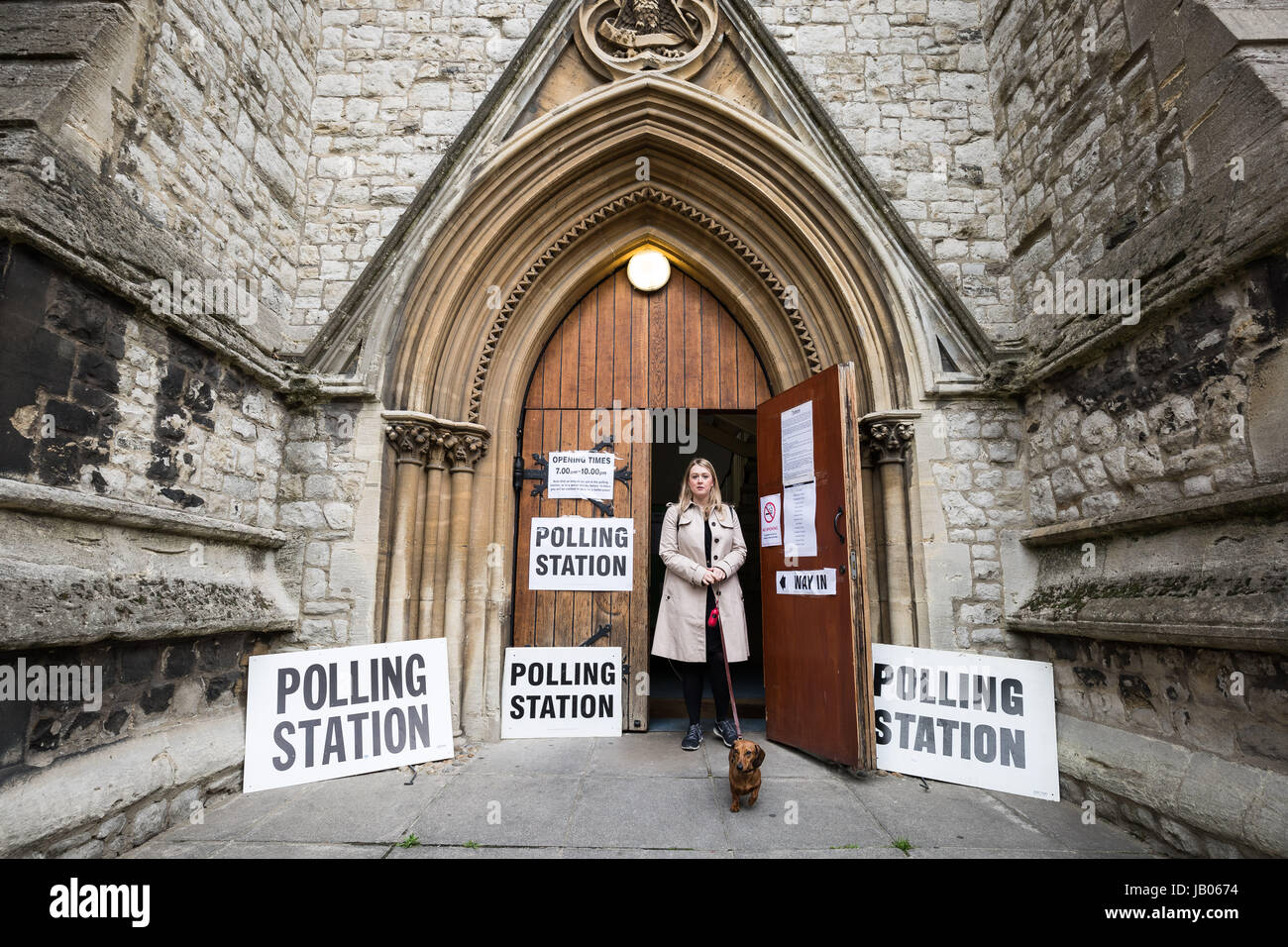 Londra, Regno Unito. 8 Giugno, 2017. George la salsiccia cane assiste la stazione di polling a san Giovanni nella chiesa della Santissima Trinità ad Deptford. Elezioni generali giornata elettorale nel sud est di Londra © Guy Corbishley/Alamy Live News Foto Stock