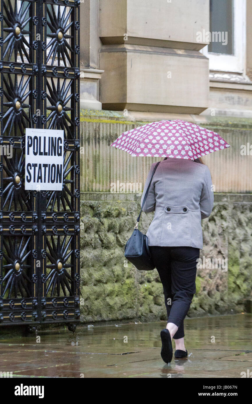 Preston, Lancashire, 8 giugno 2017. Elezione generale. Gli elettori fuori di testa nel terribile meteo per esprimere il loro voto nelle elezioni generali che si terranno presso il County Hall nel centro della citta' di Preston. Credito: Cernan Elias/Alamy Live News Foto Stock