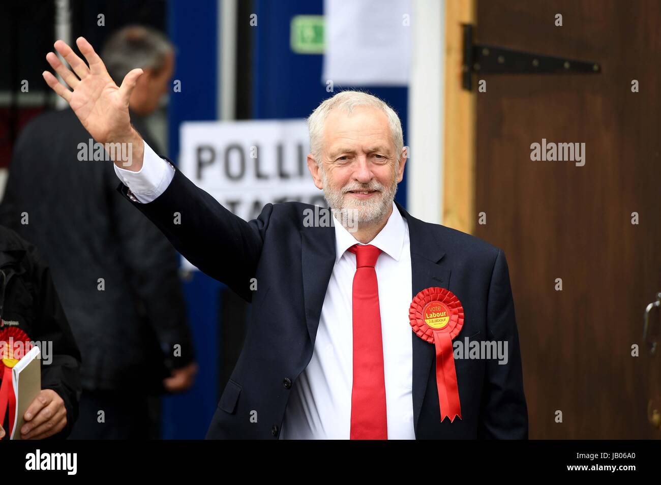 Islington, London, Regno Unito. 8 Giugno, 2017. Jeremy Corbyn arriva a gettare il suo voto al Pakeman Scuola primaria stazione di polling a Islington Credito: Finnbarr Webster/Alamy Live News Foto Stock