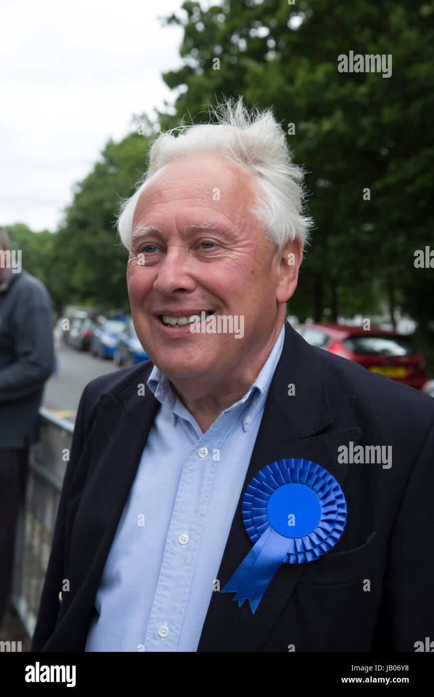 Chislehurst,UK,8 Giugno 2017,Bob Neill MP per Bromley e Chislehurst assiste Chislehurst Seggio di voto il giorno delle elezioni. Essi sono aperti da 7am fino a 10pm.©Keith Larby/Alamy Live News Foto Stock