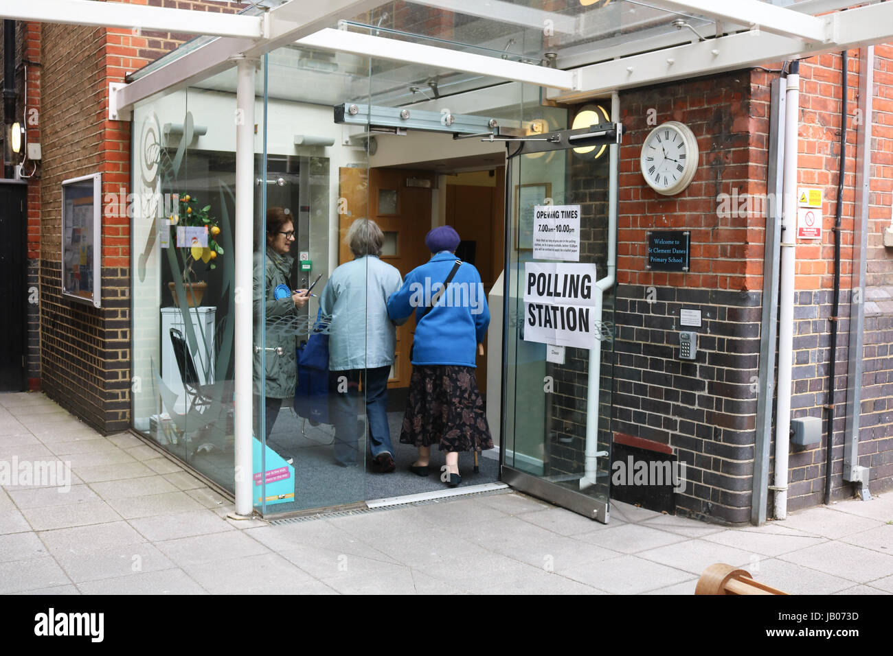 Londra, Regno Unito. 8 Giugno, 2017. Due donne elederly immettere la stazione di polling a San Clemente danesi scuola primaria in Aldwych Londra per votare alle elezioni generali Credito: amer ghazzal/Alamy Live News Foto Stock