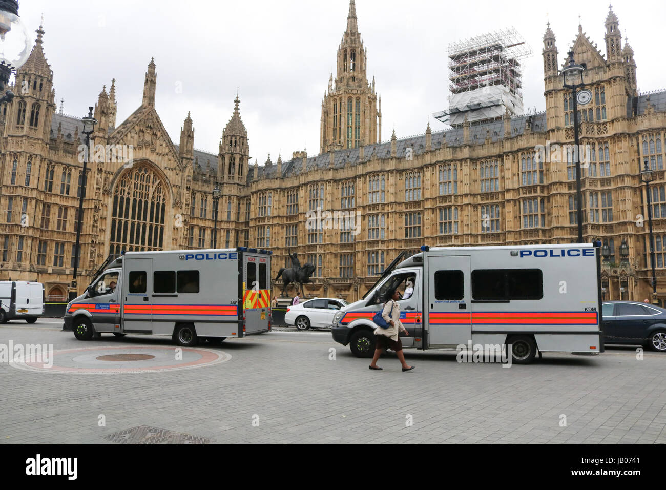 Londra, Regno Unito. 8 Giugno, 2017. Furgoni di polizia parcheggiata di fronte alla Casa del Parlamento il giorno delle elezioni alla luce dei recenti eventi terroristici peccato Manchester e Londra come il pubblico britannico andare alle urne per decidere il prossimo governo Credito: amer ghazzal/Alamy Live News Foto Stock