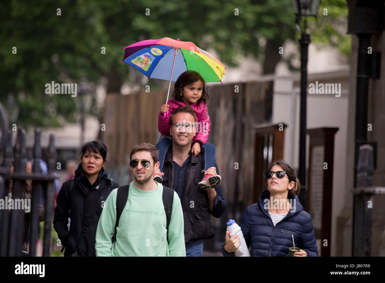 Westminster, Londra. Il giorno 08 Giugno, 2017. Regno Unito: Meteo pioggia in Westminster, London il 8 giugno 2017, 2017. Pioggia in Westminster, Londra Credito: Sebastian Remme/Alamy Live News Foto Stock