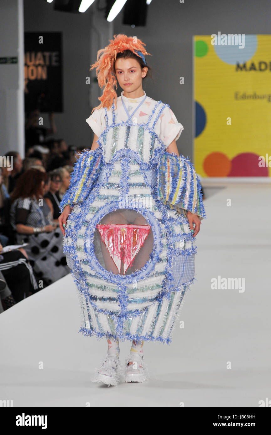 Londra, Regno Unito. 07Th Giugno, 2017. Modello indossa disegni di Maddie Williams di Edinburgh College of Art al meglio della Graduate Fashion Week passerella presso la Truman Brewery in Brick Lane nell'East End di Londra. Credito: JOHNNY ARMSTEAD/Alamy Live News Foto Stock