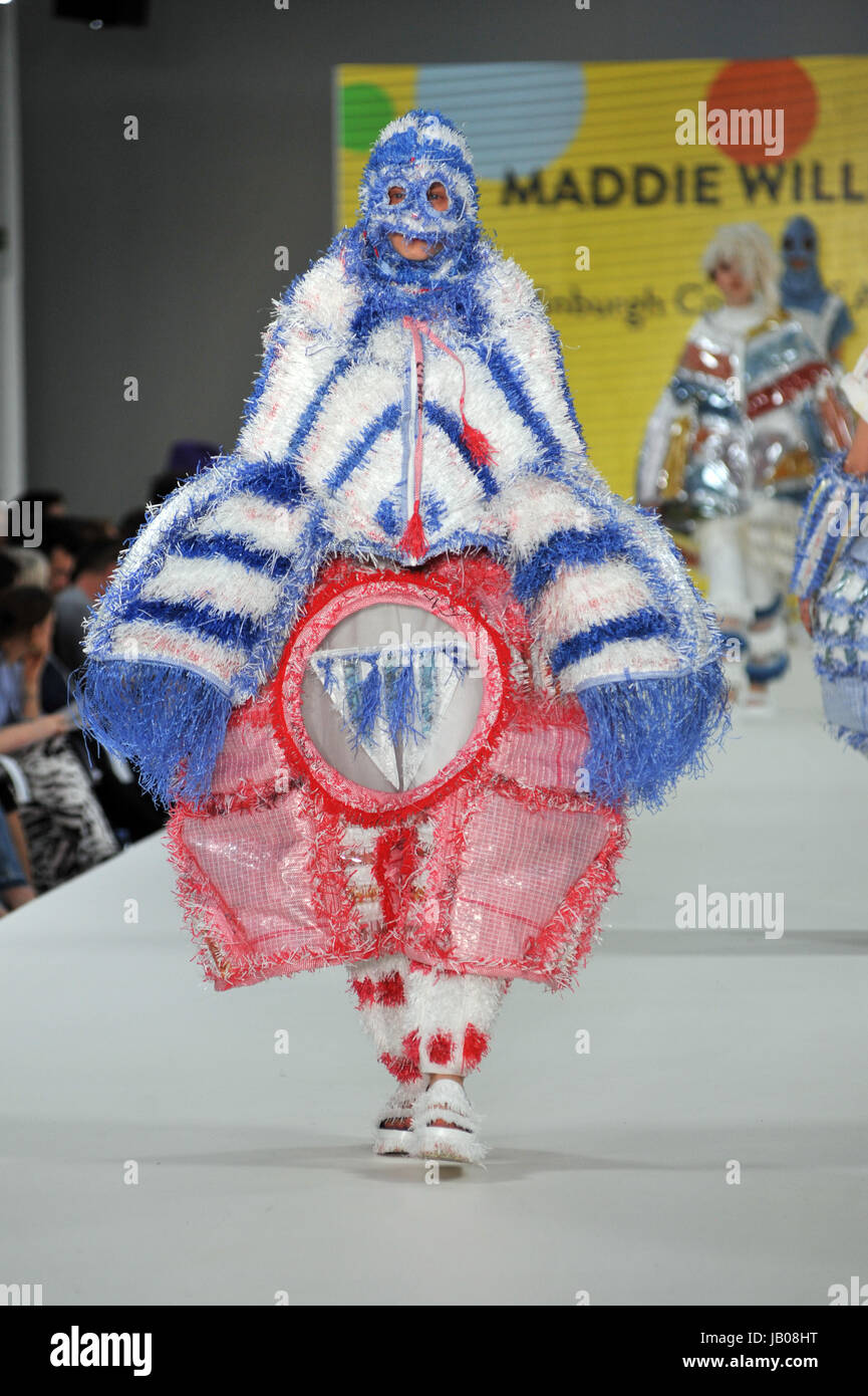 Londra, Regno Unito. 07Th Giugno, 2017. Modello indossa disegni di Maddie Williams di Edinburgh College of Art al meglio della Graduate Fashion Week passerella presso la Truman Brewery in Brick Lane nell'East End di Londra. Credito: JOHNNY ARMSTEAD/Alamy Live News Foto Stock