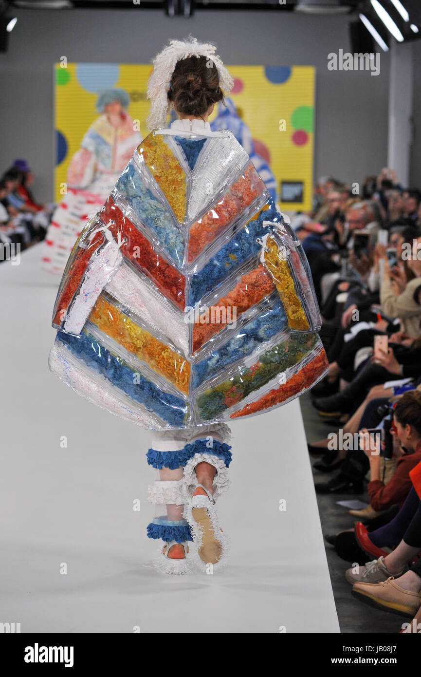 Londra, Regno Unito. 07Th Giugno, 2017. Modello indossa disegni di Maddie Williams di Edinburgh College of Art al meglio della Graduate Fashion Week passerella presso la Truman Brewery in Brick Lane nell'East End di Londra. Credito: JOHNNY ARMSTEAD/Alamy Live News Foto Stock