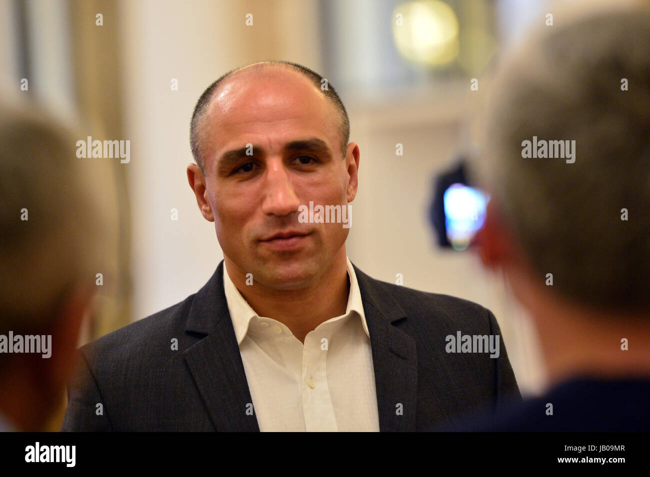 Berlino, Germania. 8 Giugno, 2017. Arthur Abraham della Germania in occasione di una conferenza stampa in vista del suo IBO super middleweight lotta con Chris Eubank Jr., Berlino, Germania, 8 giugno 2017. Foto: Maurizio Gambarini/dpa/Alamy Live News Foto Stock