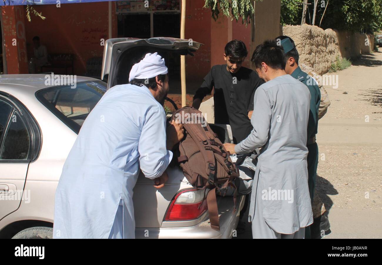 170608) -- KABUL, 8 giugno (Xinhua) -- un poliziotto afghano controlla un veicolo durante una operazione militare nella provincia Saripul, Afghanistan, Giugno 8, 2017. Tre militanti comprendente un gruppo dei talebani commander sono stati uccisi e altri due feriti dopo il loro dispositivo esplosivo è andato fuori prematuramente nel nord della provincia di Saripul Mercoledì, detta un comunicato del Ministero dell Interno qui rilasciato.(Xinhua/Mohammad Jan Aria) (lrz) Foto Stock