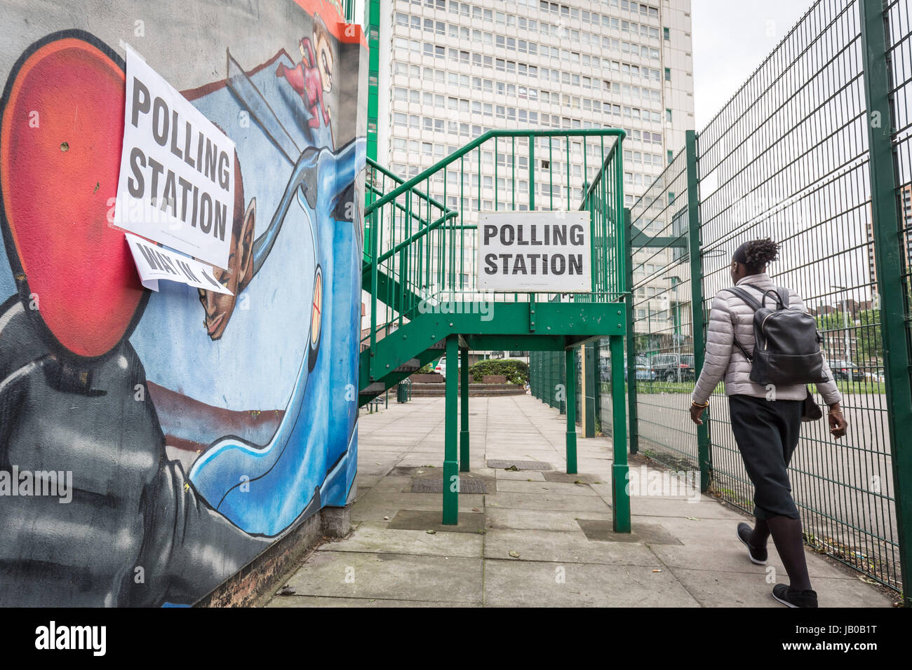 Londra, Regno Unito. 8 Giugno, 2017. Riverside Youth Club stazione di polling in Deptford. Elezioni generali giornata elettorale nel sud est di Londra © Guy Corbishley/Alamy Live News Foto Stock