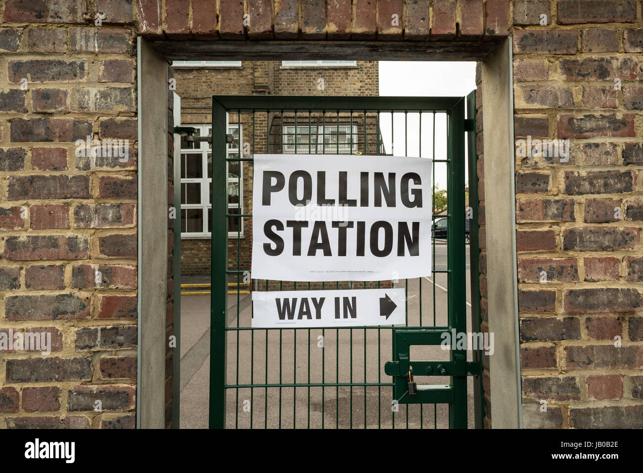 Londra, Regno Unito. 8 Giugno, 2017. Stazione di polling a Deptford Park School. Elezioni generali giornata elettorale nel sud est di Londra © Guy Corbishley/Alamy Live News Foto Stock