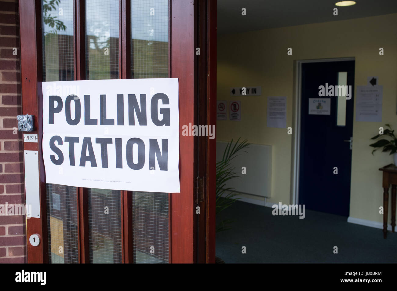 Woking, Regno Unito. 8 Giugno 2017. Stazione di polling a Woking. Jason legno/Alamy Live News Foto Stock