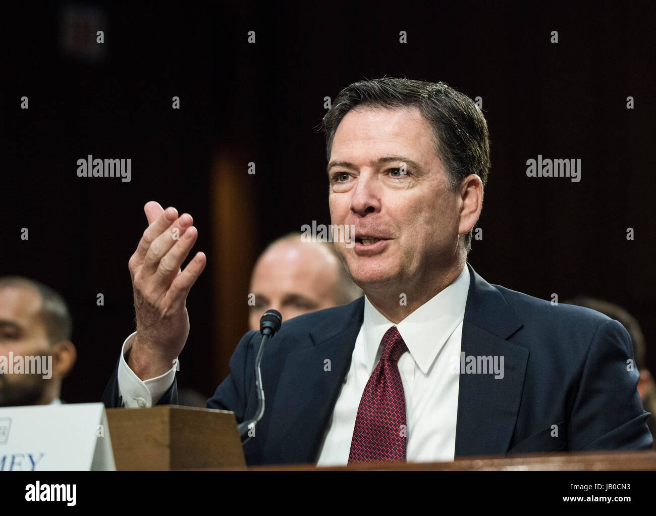 Washington DC, Giugno 8, 2017, USA: EX DIRETTORE DELL'FBI James Comey, testimonia al Senato Comitato di Intelligence sulle sue conversazioni con il presidente Donald Trump J per quanto riguarda Michael Flynn, ex casa bianca il direttore della sicurezza. Comey cercato di avvertire Trump circa Flynn ha collegamenti con i russi. Comey detto che Trump gli ha chiesto di limitare eventuali indagini FBI che coinvolgono Flynn. Patsy Lynch/MediaPunch Foto Stock