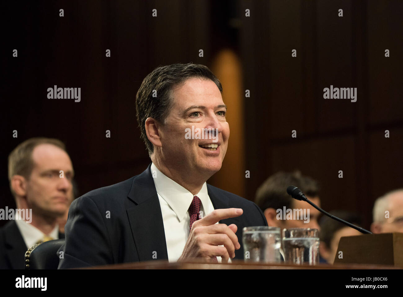 Ex direttore dell'FBI, James Comey testimonia su Capitol Hill circa la sua conversazione con il presidente Donald Trump J. Comey detto che Trump ha cercato di incoraggiare lui e l'FBI per ridurre al minimo o alla fine l'inchiesta di ex WH security advisor, Michael Flynn ha mentito circa la sua riunione con funzionari russi prima di diventare il WH Security Advisor. Trump avevano sparato Flynn per mentire. Foto Stock