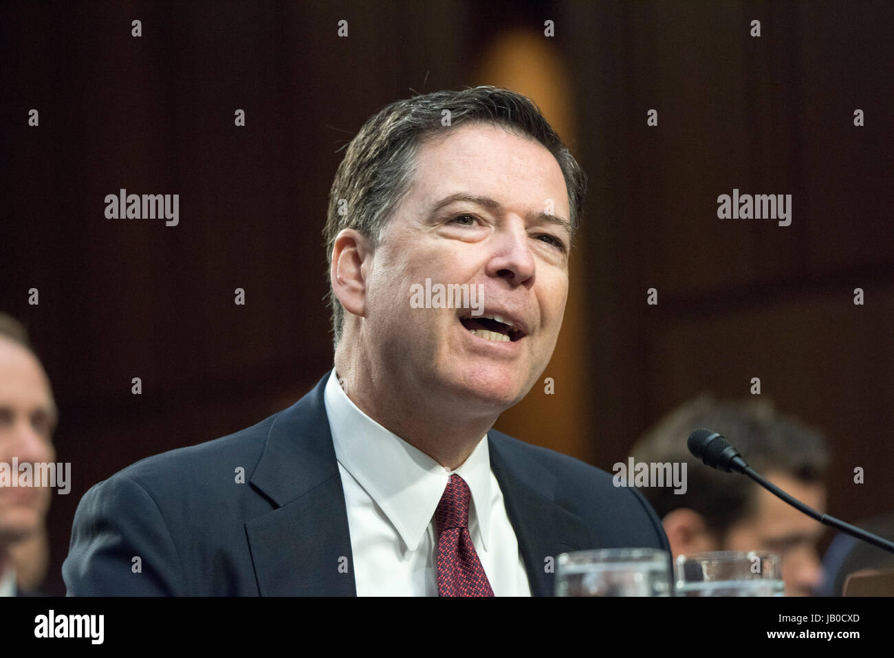 Ex direttore dell'FBI, James Comey testimonia su Capitol Hill circa la sua conversazione con il presidente Donald Trump J. Comey detto che Trump ha cercato di incoraggiare lui e l'FBI per ridurre al minimo o alla fine l'inchiesta di ex WH security advisor, Michael Flynn ha mentito circa la sua riunione con funzionari russi prima di diventare il WH Security Advisor. Trump avevano sparato Flynn per mentire. Foto Stock