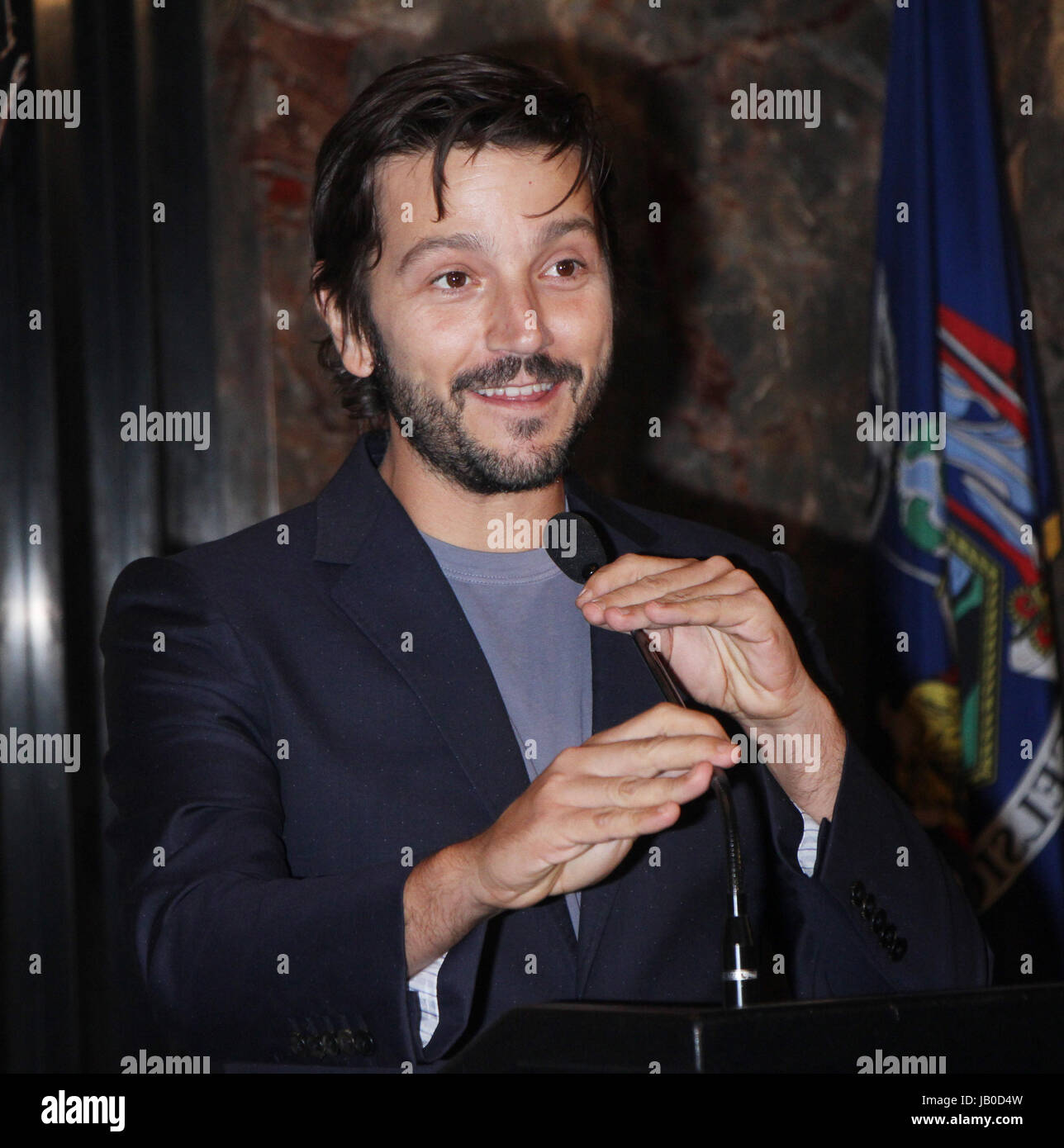 New York, Stati Uniti d'America. 8 Giugno, 2017. Diego Luna, luce l' Empire State Building in blu per onorare il mondo degli oceani giorno all'Empire State Building di New York Giugno 08, 2017. Credito: MediaPunch Inc/Alamy Live News Foto Stock