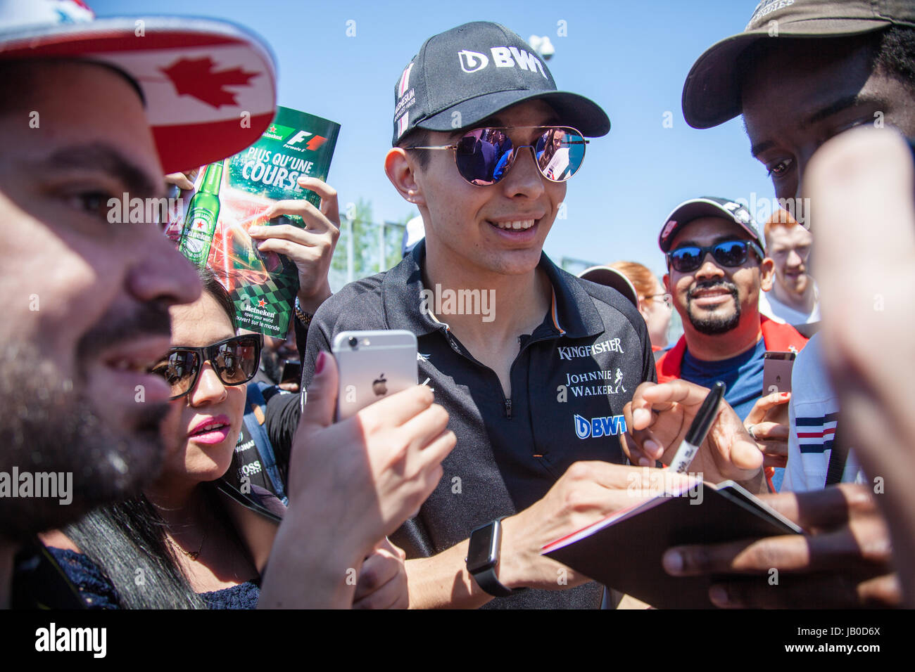 Montreal, Canada. 8 Giugno, 2017. Il francese race driver Esteban Ocon firma autografi sul circuito Gilles Villeneuve di Montreal davanti al canadese di Formula One Grand Prix. Credito: Cristian Mijea/Alamy Live News Foto Stock