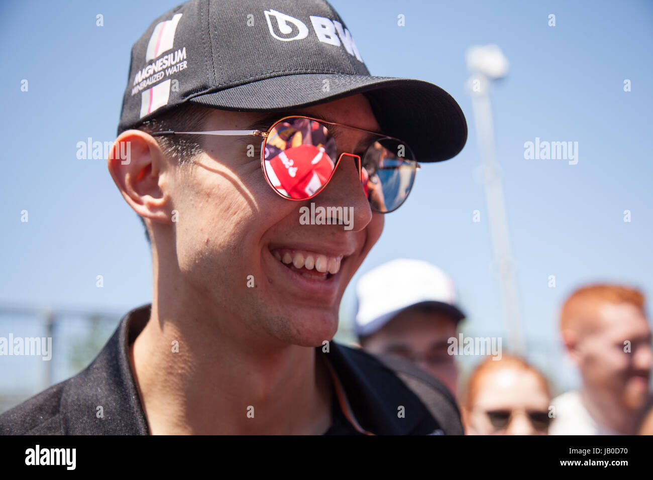 Montreal, Canada. 8 Giugno, 2017. Il francese race driver Esteban Ocon firma autografi sul circuito Gilles Villeneuve di Montreal davanti al canadese di Formula One Grand Prix. Credito: Cristian Mijea/Alamy Live News Foto Stock