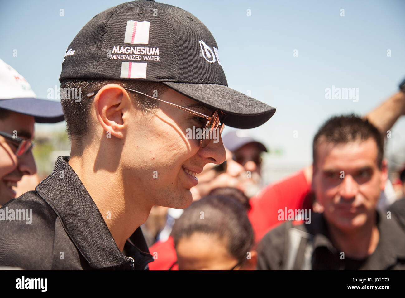Montreal, Canada. 8 Giugno, 2017. Il francese race driver Esteban Ocon firma autografi sul circuito Gilles Villeneuve di Montreal davanti al canadese di Formula One Grand Prix. Credito: Cristian Mijea/Alamy Live News Foto Stock