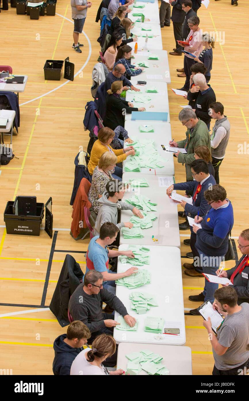 Cardiff, Galles, UK. Il giorno 08 Giugno, 2017. Elezioni generali 2017 votazione inizia il conteggio a Sport Galles centro nazionale, Sophia Gardens per Cardiff nord ovest di Cardiff e Cardiff Central circoscrizioni. Foto di credito: Mark Hawkins/Alamy Live News Foto Stock