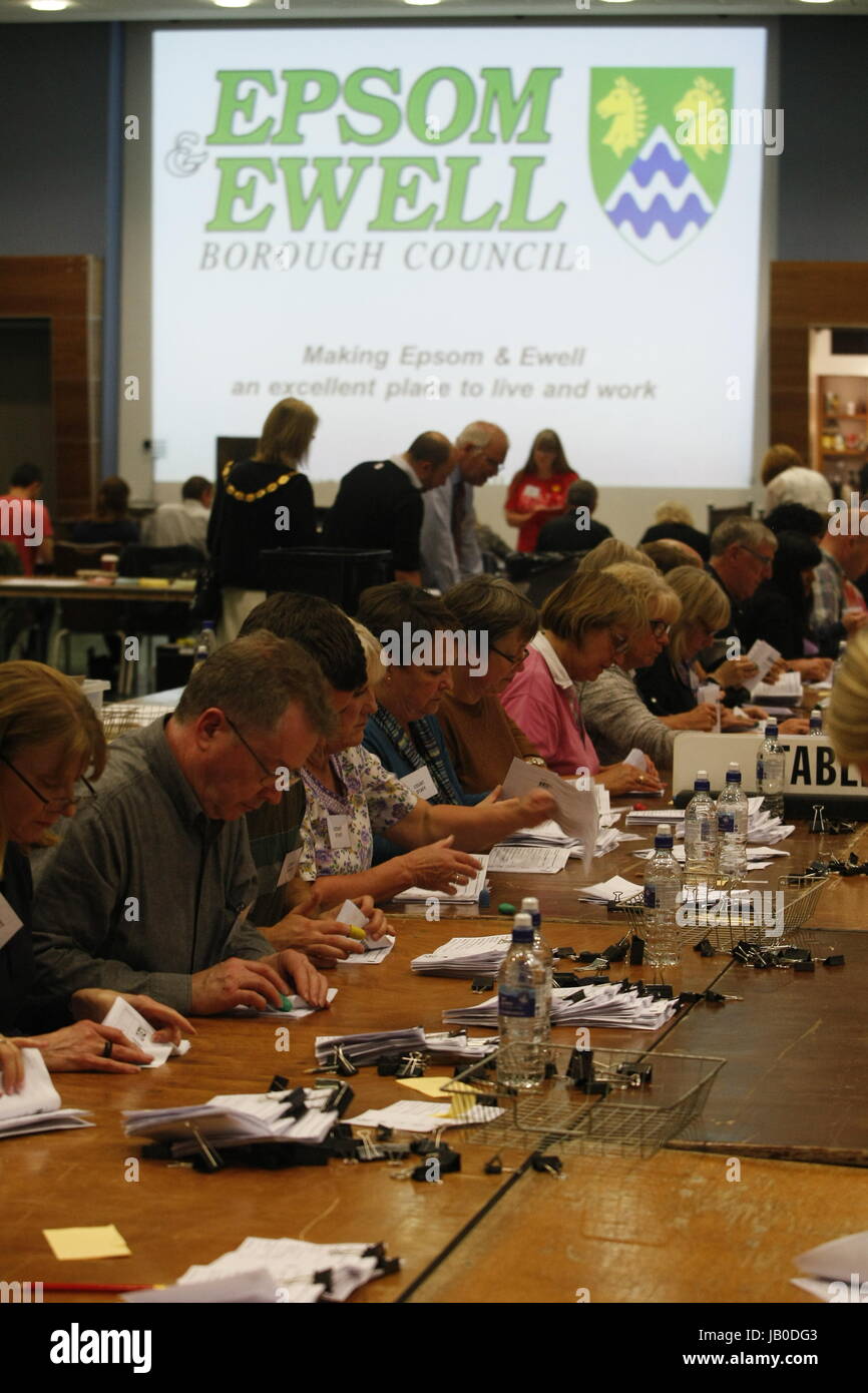 Elezioni generali di conteggio dei voti presso la Epsom and Ewell costituency, Surrey, Regno Unito 2017 Foto Stock