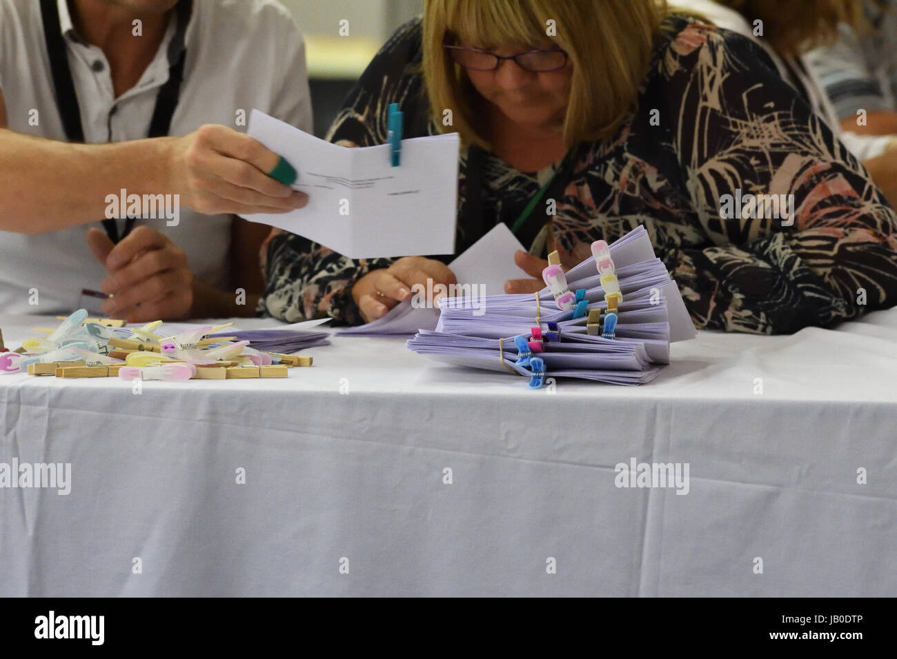 Mansfield, Nottinghamshire, Regno Unito. 8 Giugno, 2017. Primo scrutinio vengono aperte e il conteggio comincia in quello che potrebbe essere un risultato vicino a The Mansfield voto Credito: Alan Beastall/Alamy Live News Foto Stock