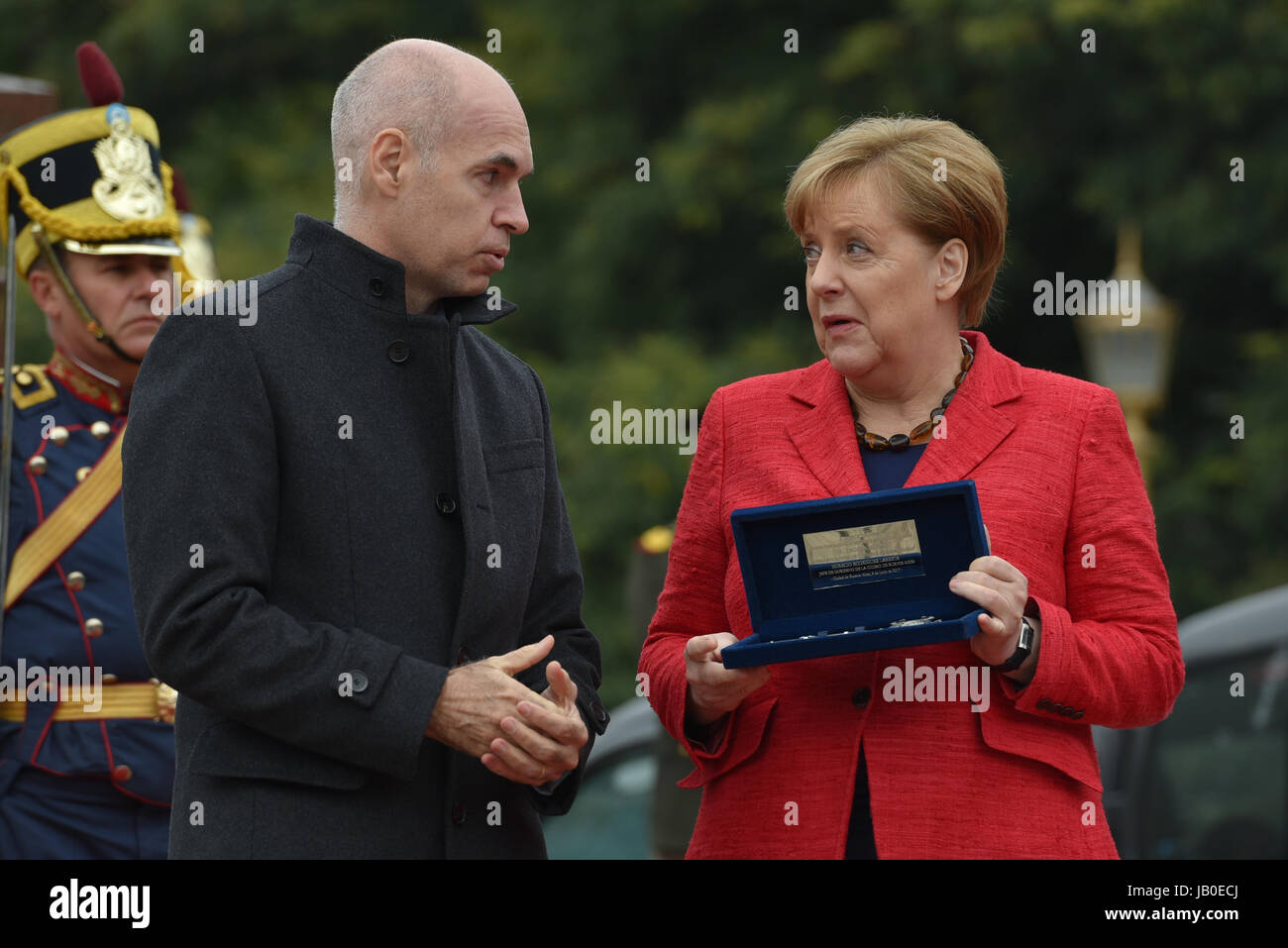 Buenos Aires, Argentina. 8 Giugno, 2017. Sindaco di Buenos Aires Horacio Rodriguez Larreta e il Cancelliere tedesco Angela Merkel come ella è concessa la chiave della città al Plaza San Martin Square. Credito: Anton Velikzhanin/Alamy Live News Foto Stock